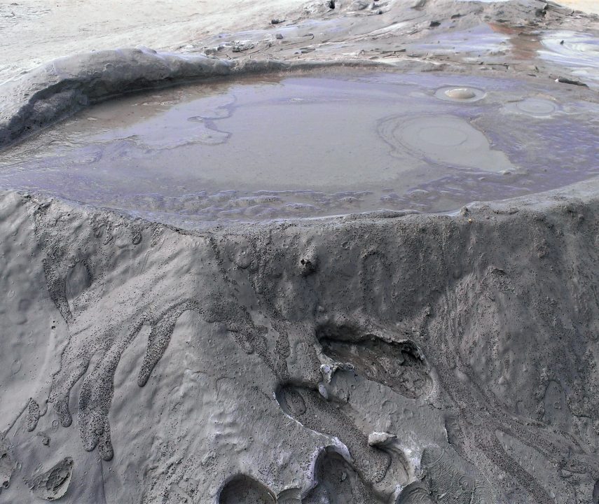 vulcanii noroioși aruncand lava