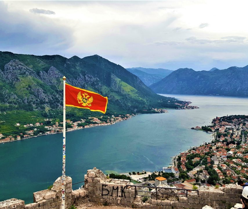 Orasul cotor din muntenegru, steagul tarii