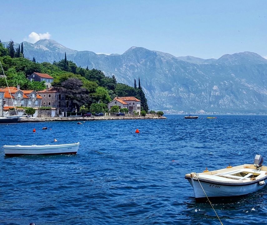 satul perast din muntenegru, barca pe mare