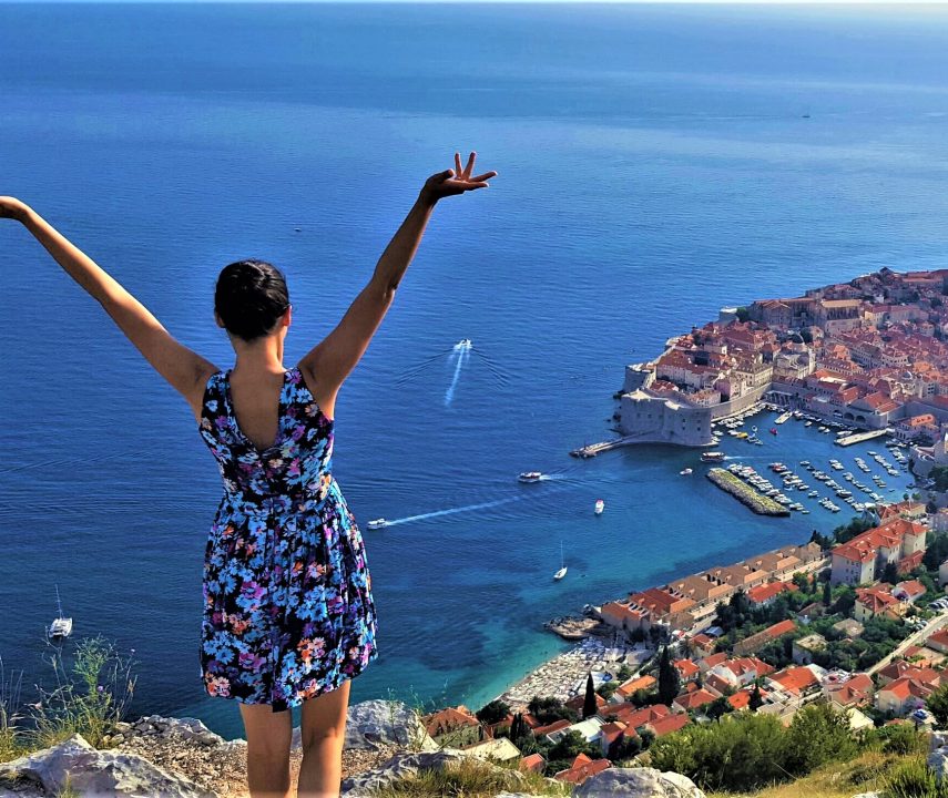 vacanta in dubrovnik priveliste cetate, fata in rochie albastra