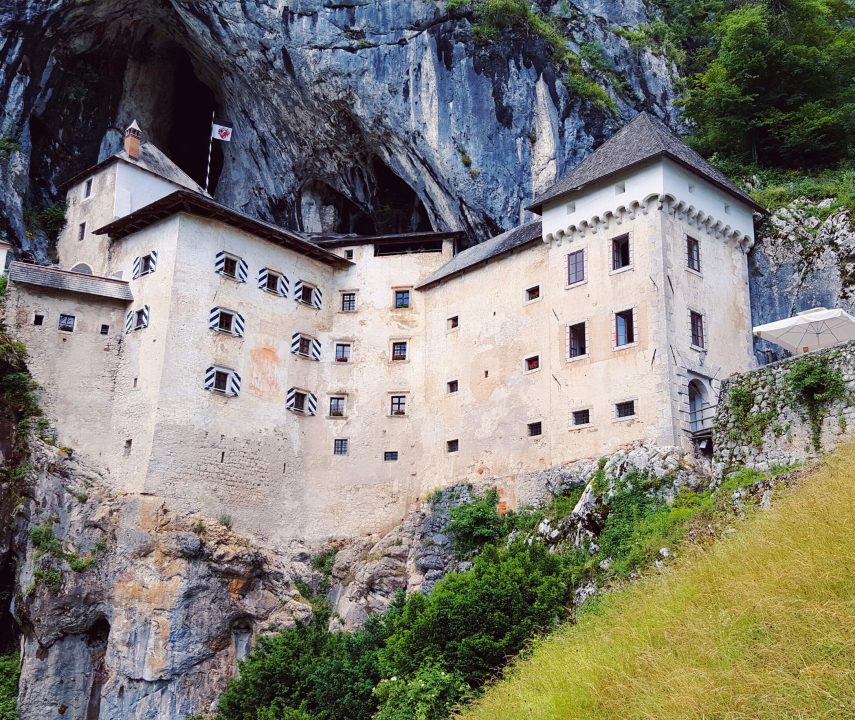 cstelul predjama din slovenia construit in stanca