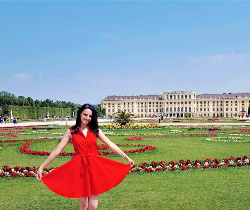 Palatul Schonbrunn din Viena si fata in rochie rosie