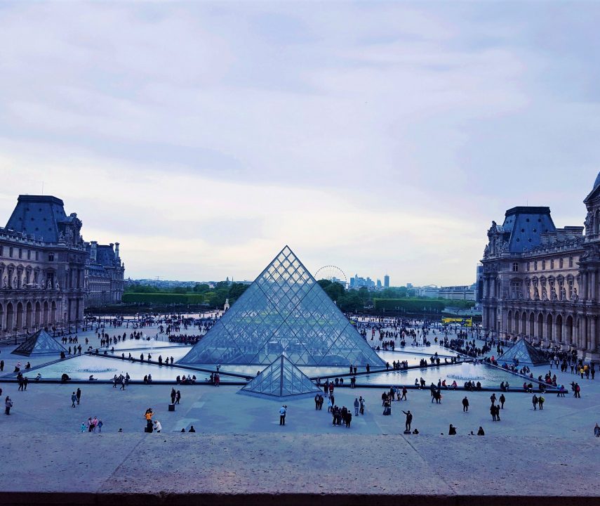 piramida de la intrarea in muzeul luvru