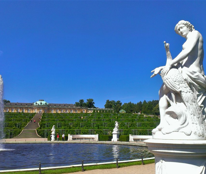 Gradinile din palatul sanssouci, statuie și fantana arteziana