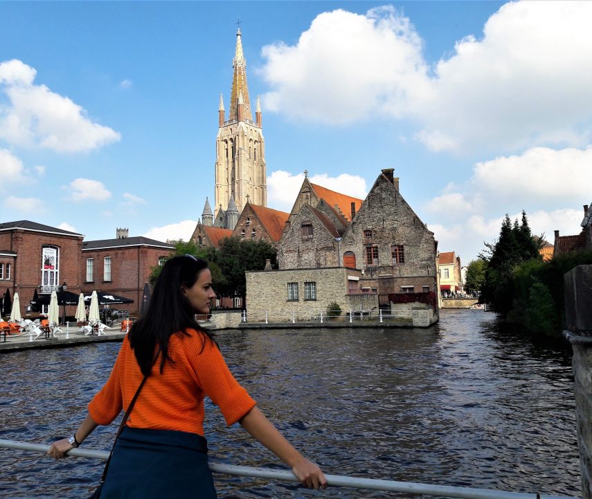 Calatorie de o zi in bruges, fata în plover portocaliu pe malul apei